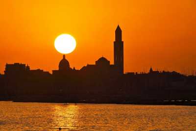 Il tramonto sul mare di Bari: cos� raro, cos� emozionante. Le foto